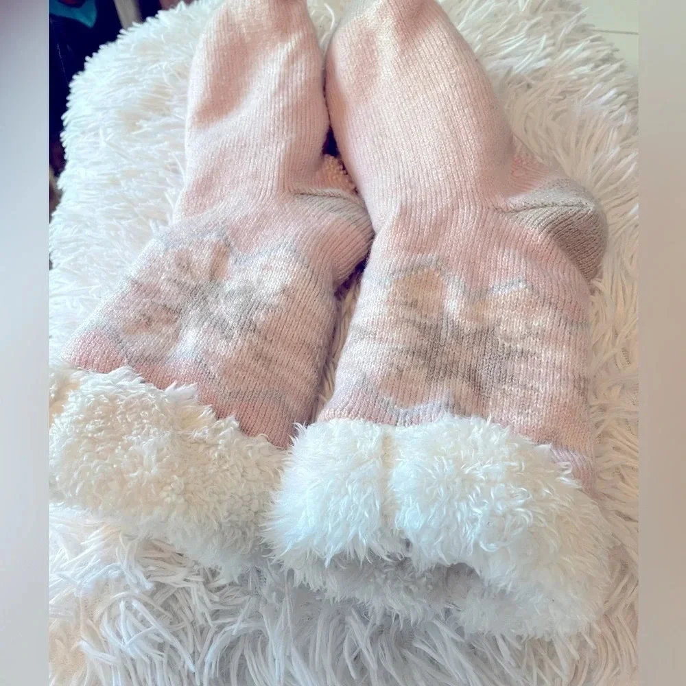 MUK LUKS 8 Pink & Gray white faux shearing cabin cozy socks.Rubber tabs on foot